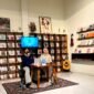 Diskusi buku Laut Bercerita-Leila S. Chudori bersama Ramzi Ahmad M dan Widya Sukma H.M di kafe Balada Kelurahan Lawangan Daya, Pamekasan (LAILIYATUN NURIYAH/KLIK MADURA).