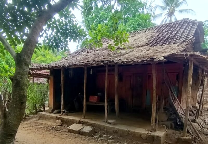 Salah satu RTLH di Kabupaten Sampang yang membutuhkan sentuhan pemerintah untuk perbaikan. (KLIKMADURA)