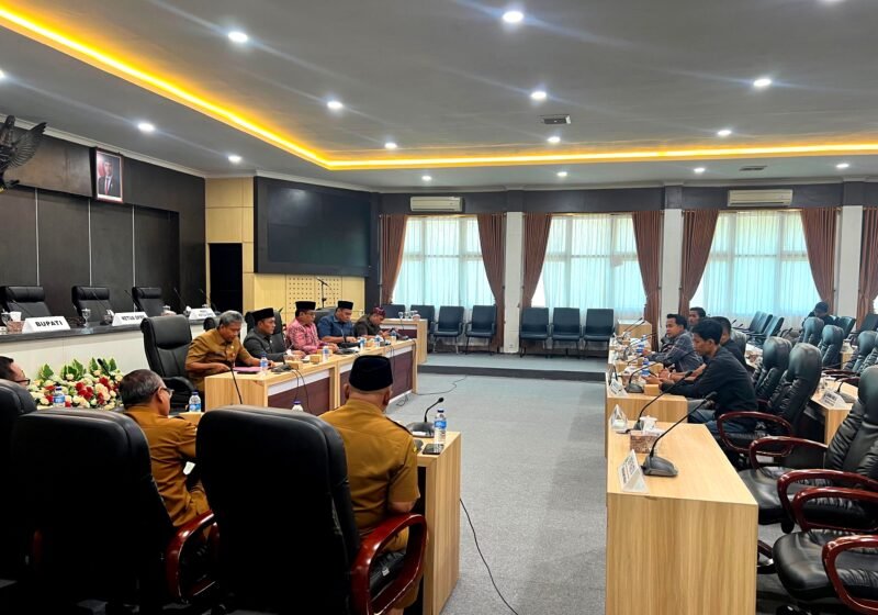 Forum Mahasiswa Pantura (Formatur) saat audiensi di kantor DPRD Pamekasan, Senin (6/7/2026).