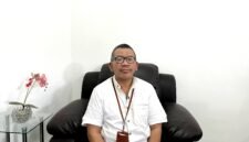 Plt Direktur RSUD Smart Pamekasan dr. Syaiful Hidayat, Sp.P saat ditemui di ruang kerjanya (LAILIYATUN NURIYAH/KLIK MADURA).