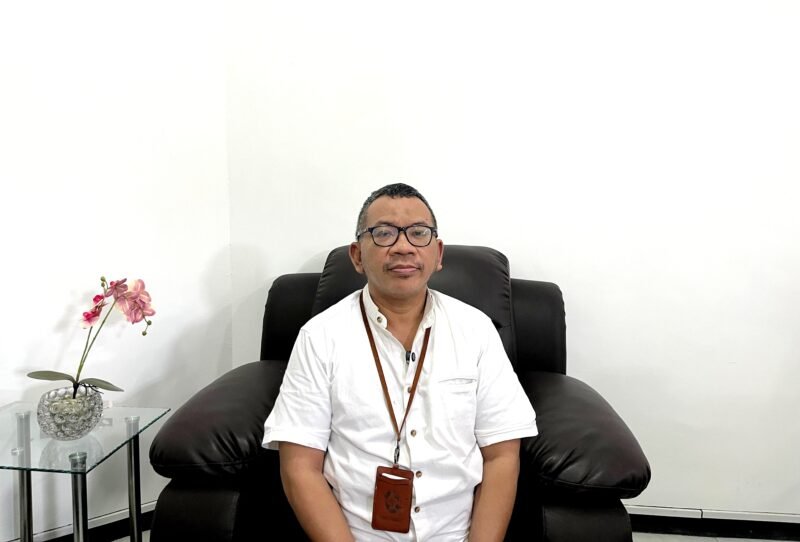 Plt Direktur RSUD Smart Pamekasan dr. Syaiful Hidayat, Sp.P saat ditemui di ruang kerjanya (LAILIYATUN NURIYAH/KLIK MADURA).
