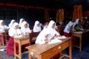 Sejumlah siswi SDN Tamberu 2 Pamekasan belajar di bawah tenda akibat sengketa lahan beberapa waktu lalu. (KLIKMADURA)