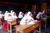 Sejumlah siswi SDN Tamberu 2 Pamekasan belajar di bawah tenda akibat sengketa lahan beberapa waktu lalu. (KLIKMADURA)