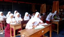 Sejumlah siswi SDN Tamberu 2 Pamekasan belajar di bawah tenda akibat sengketa lahan beberapa waktu lalu. (KLIKMADURA)