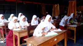 Sejumlah siswi SDN Tamberu 2 Pamekasan belajar di bawah tenda akibat sengketa lahan beberapa waktu lalu. (KLIKMADURA)
