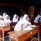 Sejumlah siswi SDN Tamberu 2 Pamekasan belajar di bawah tenda akibat sengketa lahan beberapa waktu lalu. (KLIKMADURA)