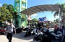 Petugas Dinas Perhubungan (Dishub) Pamekasan sedang berjalan di area parkir RSUD Smart Pamekasan. (KLIKMADURA)