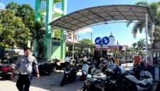 Petugas Dinas Perhubungan (Dishub) Pamekasan sedang berjalan di area parkir RSUD Smart Pamekasan. (KLIKMADURA)