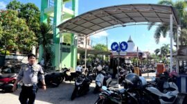 Petugas Dinas Perhubungan (Dishub) Pamekasan sedang berjalan di area parkir RSUD Smart Pamekasan. (KLIKMADURA)