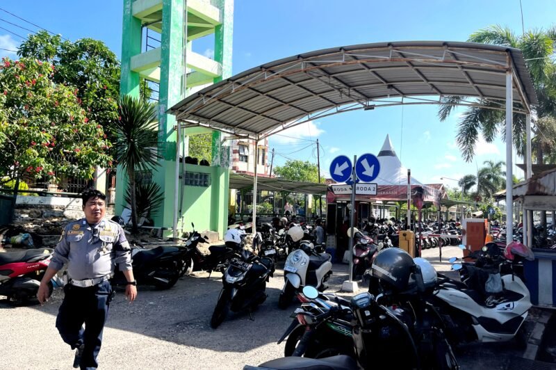 Petugas Dinas Perhubungan (Dishub) Pamekasan sedang berjalan di area parkir RSUD Smart Pamekasan. (KLIKMADURA)