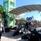Petugas Dinas Perhubungan (Dishub) Pamekasan sedang berjalan di area parkir RSUD Smart Pamekasan. (KLIKMADURA)