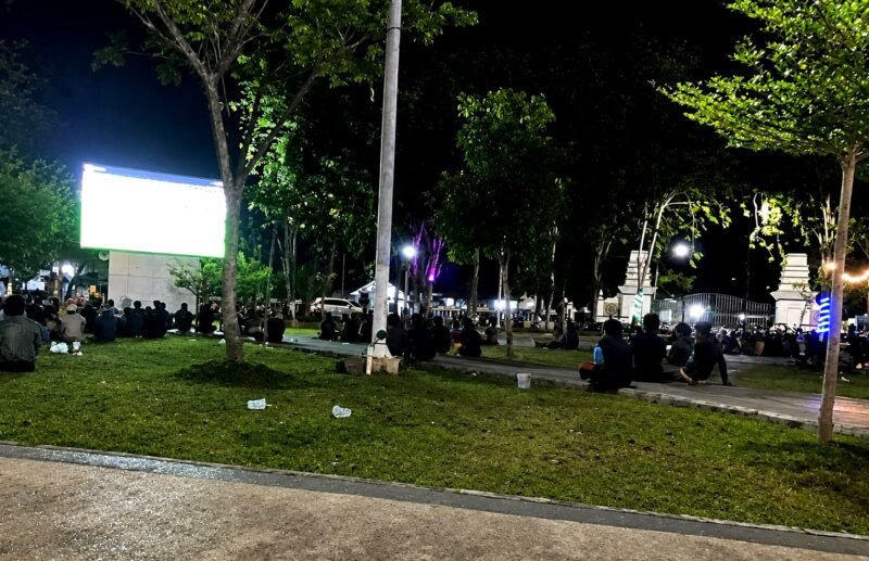 Suasana nobar piala dunia di Alun-alun Kabupaten Sampang. (KLIKMADURA)