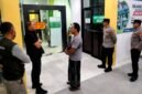 Sejumlah aparat kepolisian berada di RSUD Moh. Zyn Sampang menindaklanjuti kasus pembacokan. (KLIKMADURA)
