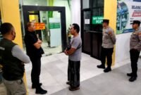 Sejumlah aparat kepolisian berada di RSUD Moh. Zyn Sampang menindaklanjuti kasus pembacokan. (KLIKMADURA)
