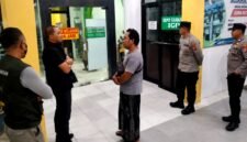 Sejumlah aparat kepolisian berada di RSUD Moh. Zyn Sampang menindaklanjuti kasus pembacokan. (KLIKMADURA)