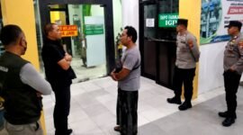Sejumlah aparat kepolisian berada di RSUD Moh. Zyn Sampang menindaklanjuti kasus pembacokan. (KLIKMADURA)