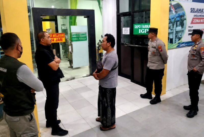 Sejumlah aparat kepolisian berada di RSUD Moh. Zyn Sampang menindaklanjuti kasus pembacokan. (KLIKMADURA)