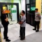 Sejumlah aparat kepolisian berada di RSUD Moh. Zyn Sampang menindaklanjuti kasus pembacokan. (KLIKMADURA)
