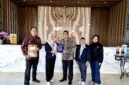 Cluster General Manager Front One dan Azana Style Hotel Madura Dede Rahman saat menerima sertikasi halal. (KLIKMADURA)