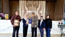 Cluster General Manager Front One dan Azana Style Hotel Madura Dede Rahman saat menerima sertikasi halal. (KLIKMADURA)