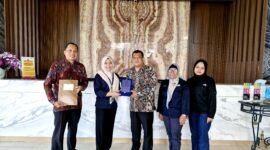 Cluster General Manager Front One dan Azana Style Hotel Madura Dede Rahman saat menerima sertikasi halal. (KLIKMADURA)