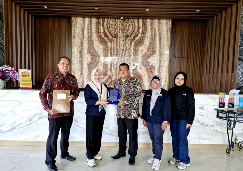 Cluster General Manager Front One dan Azana Style Hotel Madura Dede Rahman saat menerima sertikasi halal. (KLIKMADURA)