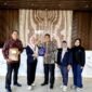 Cluster General Manager Front One dan Azana Style Hotel Madura Dede Rahman saat menerima sertikasi halal. (KLIKMADURA)