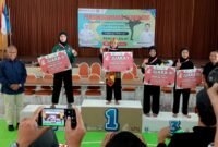 Siswi SDI Al-Mujtama', Adzro' Nur Mufidah saat naik podium usai keluar sebagai peraih medali emas O2SN cabor pencak silat. (KLIKMADURA)