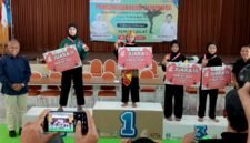 Siswi SDI Al-Mujtama', Adzro' Nur Mufidah saat naik podium usai keluar sebagai peraih medali emas O2SN cabor pencak silat. (KLIKMADURA)