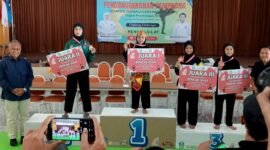 Siswi SDI Al-Mujtama', Adzro' Nur Mufidah saat naik podium usai keluar sebagai peraih medali emas O2SN cabor pencak silat. (KLIKMADURA)