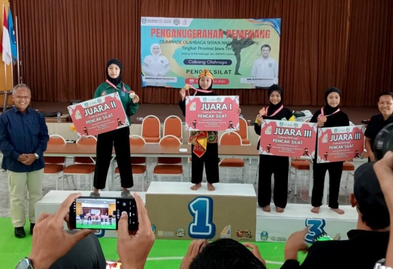 Siswi SDI Al-Mujtama', Adzro' Nur Mufidah saat naik podium usai keluar sebagai peraih medali emas O2SN cabor pencak silat. (KLIKMADURA)