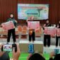 Siswi SDI Al-Mujtama', Adzro' Nur Mufidah saat naik podium usai keluar sebagai peraih medali emas O2SN cabor pencak silat. (KLIKMADURA)