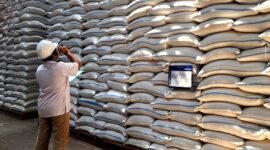 Petugas tengah melakukan pengecekan stok beras di gudang penyimpanan Bulog Sub Divre XII Madura. (MOH. IQBALUL KHAVEI MZ / KLIKMADURA)