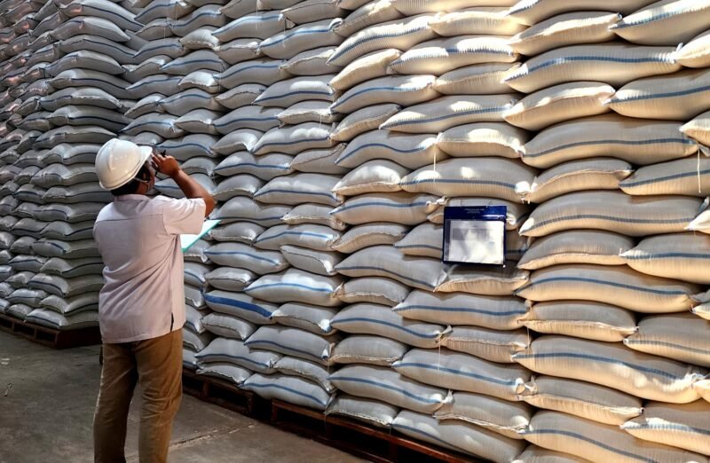 Petugas tengah melakukan pengecekan stok beras di gudang penyimpanan Bulog Sub Divre XII Madura. (MOH. IQBALUL KHAVEI MZ / KLIKMADURA)