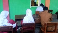 Sejumlah siswa mengikuti proses SPMB di SMPN 3 Pamekasan beberapa waktu lalu (ISTIMEWA).