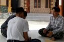 Salah satu korban iming-iming kerja ke Malaysia saat menyampaikan kronologi kejadian. (KLIKMADURA)