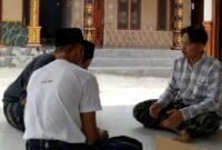 Salah satu korban iming-iming kerja ke Malaysia saat menyampaikan kronologi kejadian. (KLIKMADURA)