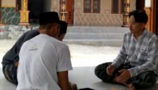 Salah satu korban iming-iming kerja ke Malaysia saat menyampaikan kronologi kejadian. (KLIKMADURA)