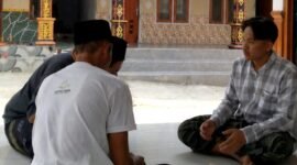 Salah satu korban iming-iming kerja ke Malaysia saat menyampaikan kronologi kejadian. (KLIKMADURA)