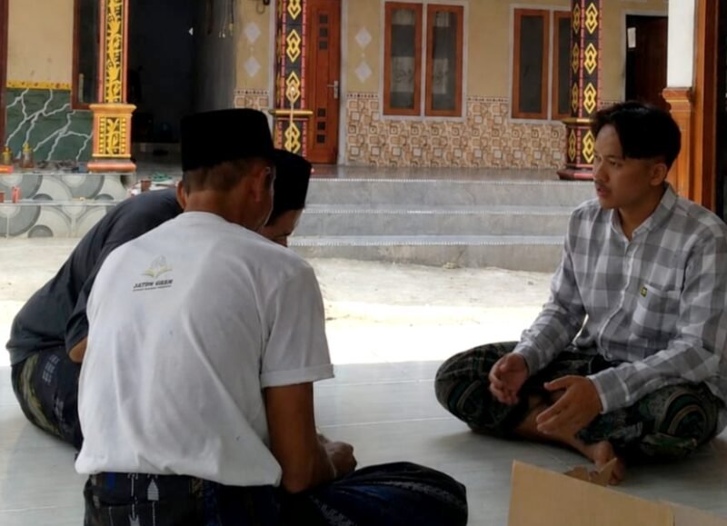 Salah satu korban iming-iming kerja ke Malaysia saat menyampaikan kronologi kejadian. (KLIKMADURA)
