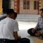 Salah satu korban iming-iming kerja ke Malaysia saat menyampaikan kronologi kejadian. (KLIKMADURA)