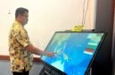 Plt Kalaksa BPBD Pamekasan Akhmad Dhofir Rosidi menunjukan peta di layar (LAILIYATUN NURIYAH/KLIK MADURA).