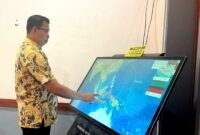 Plt Kalaksa BPBD Pamekasan Akhmad Dhofir Rosidi menunjukan peta di layar (LAILIYATUN NURIYAH/KLIK MADURA).