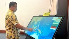 Plt Kalaksa BPBD Pamekasan Akhmad Dhofir Rosidi menunjukan peta di layar (LAILIYATUN NURIYAH/KLIK MADURA).