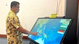 Plt Kalaksa BPBD Pamekasan Akhmad Dhofir Rosidi menunjukan peta di layar (LAILIYATUN NURIYAH/KLIK MADURA).