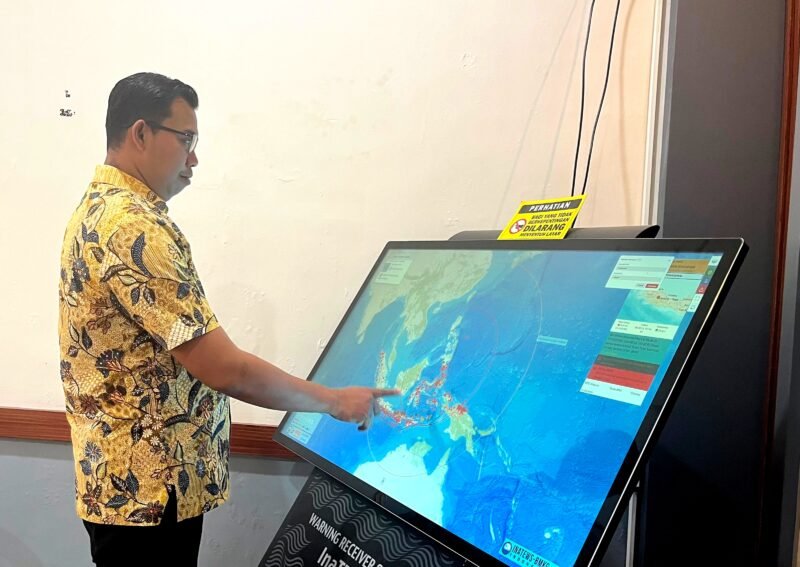 Plt Kalaksa BPBD Pamekasan Akhmad Dhofir Rosidi menunjukan peta di layar (LAILIYATUN NURIYAH/KLIK MADURA).
