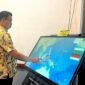 Plt Kalaksa BPBD Pamekasan Akhmad Dhofir Rosidi menunjukan peta di layar (LAILIYATUN NURIYAH/KLIK MADURA).