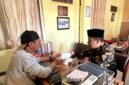 Pengurus Bidang Pengembangan SDA dan Mineral PW GP Ansor Jawa Timur, Prengki Wirananda (pakai jaket) berdiskusi dengan Ketua Tim Ahli Cagar Budaya (TACB) Kabupaten Sumenep, Ibnu Hajar terkait tambang galian C di sekitar Asta Tinggi. (KLIKMADURA)