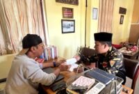 Pengurus Bidang Pengembangan SDA dan Mineral PW GP Ansor Jawa Timur, Prengki Wirananda (pakai jaket) berdiskusi dengan Ketua Tim Ahli Cagar Budaya (TACB) Kabupaten Sumenep, Ibnu Hajar terkait tambang galian C di sekitar Asta Tinggi. (KLIKMADURA)