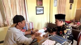 Pengurus Bidang Pengembangan SDA dan Mineral PW GP Ansor Jawa Timur, Prengki Wirananda (pakai jaket) berdiskusi dengan Ketua Tim Ahli Cagar Budaya (TACB) Kabupaten Sumenep, Ibnu Hajar terkait tambang galian C di sekitar Asta Tinggi. (KLIKMADURA)